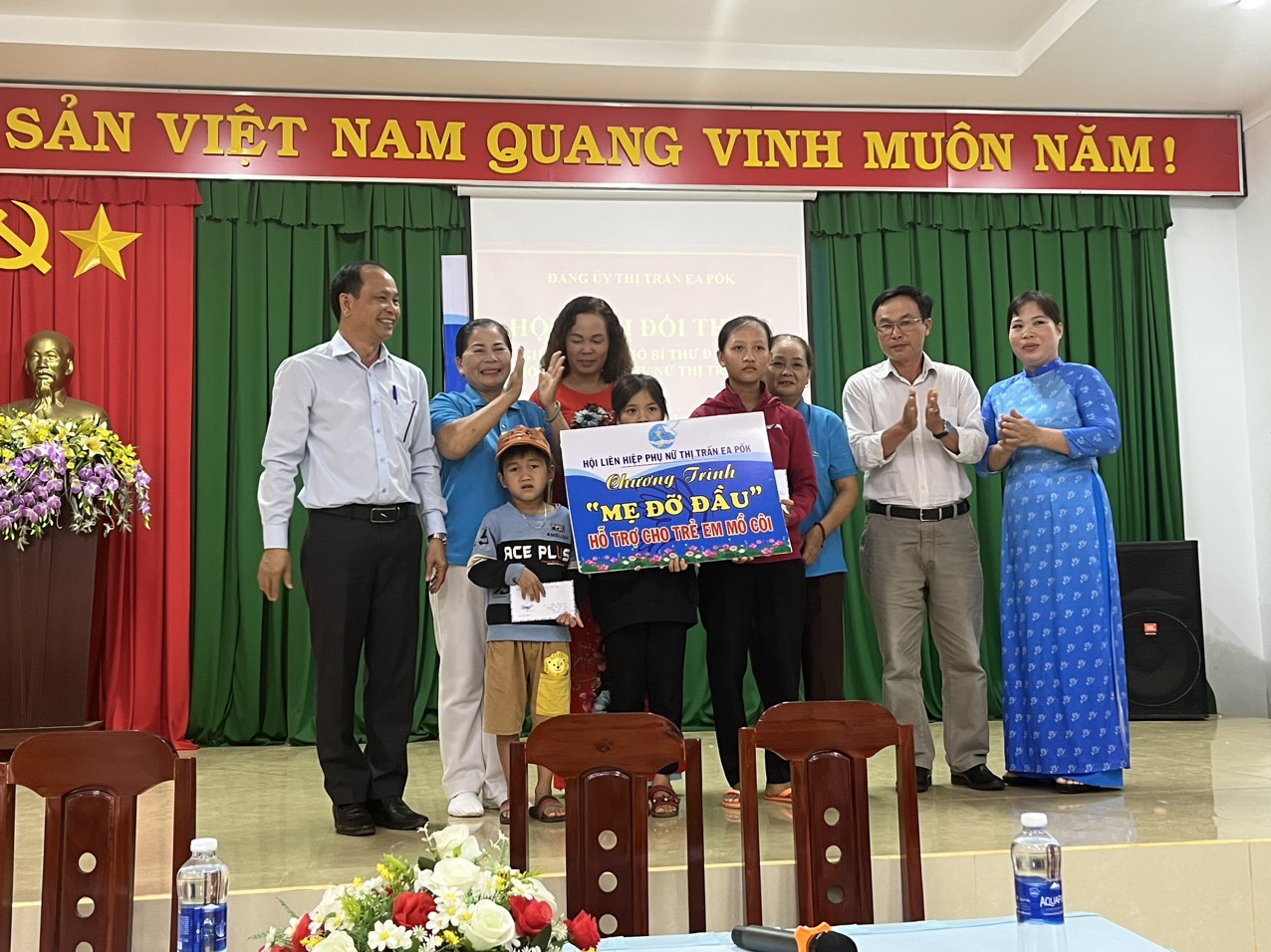 Hình ảnh tặng quà cho trẻ mồ côi